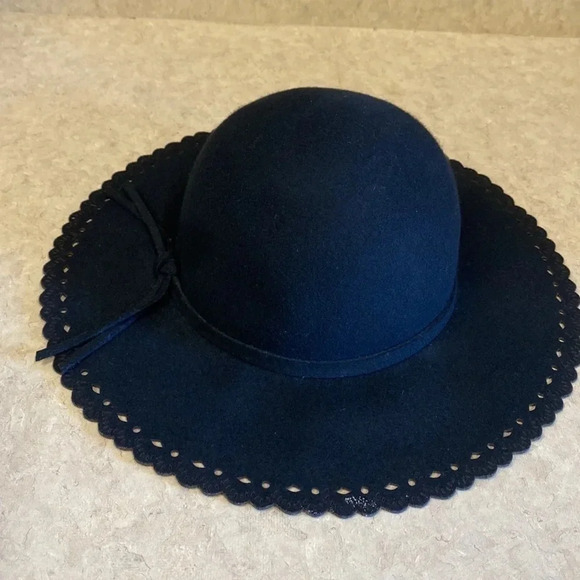 Anna & Ava Black 100% Wool Scalloped Edge Hat - Picture 8 of 9